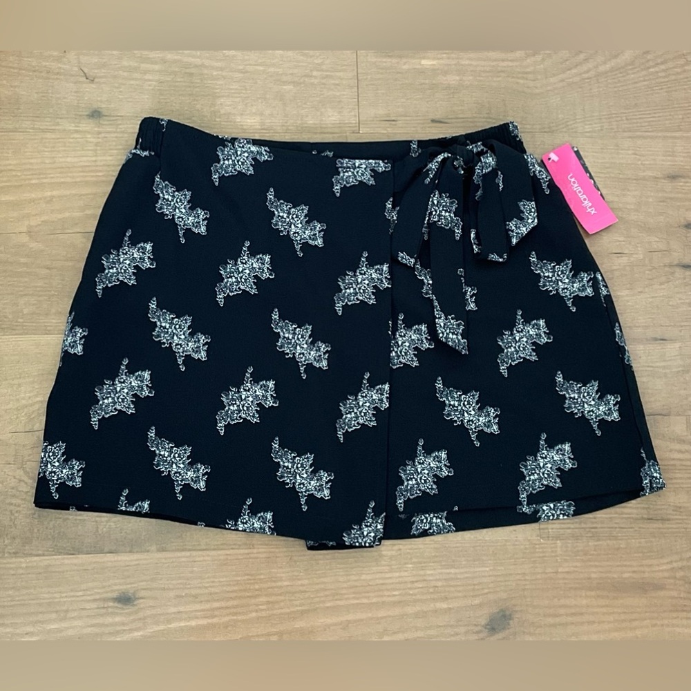 Xhilaration skirt/shorts NWT
Size: M color: Black and White
🔥2 for $13 SALE